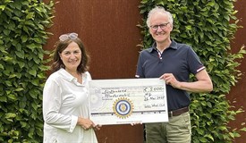 Heike Bergmann, IWC Mönchengladbach, überreicht die Spende an Michael Klein, Rotary Club Mönchengladbach.