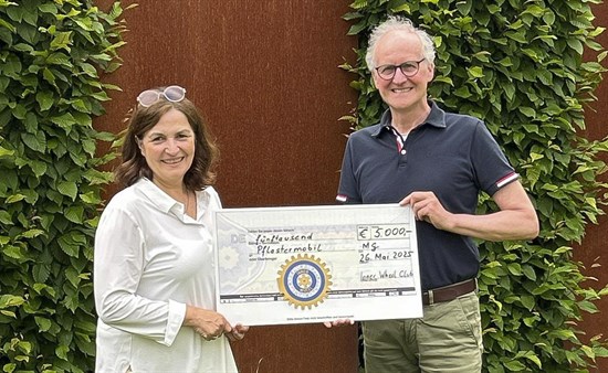Heike Bergmann, IWC Mönchengladbach, überreicht die Spende an Michael Klein, Rotary Club Mönchengladbach.