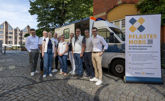 Das Pflastermobil bei einer Präsentation mit Oberbürgermeister Felix Heinrichs.